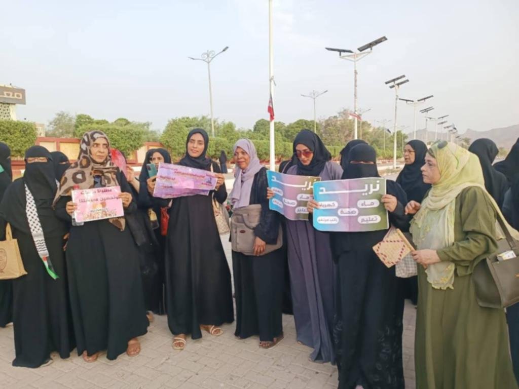 رفضاً للفساد والانهيار المعيشي..  نساء العاصمة عدن يجددن احتجاجاتهن الحقوقية والمطلبية المشروعة