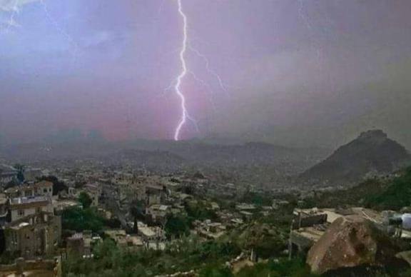 اليمن.. وفاة فتاة إثر صاعقة رعدية في المحويت