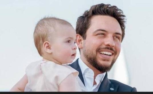 في عيد ميلادها الأول.. ولي عهد الأردن يحتفي بالأميرة الصغيرة "إيمان"