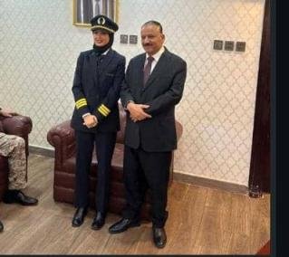 أشاد بنجاحها المتميز..  وزير النقل يلتقي كابتن طيار "مريم عبدربه"