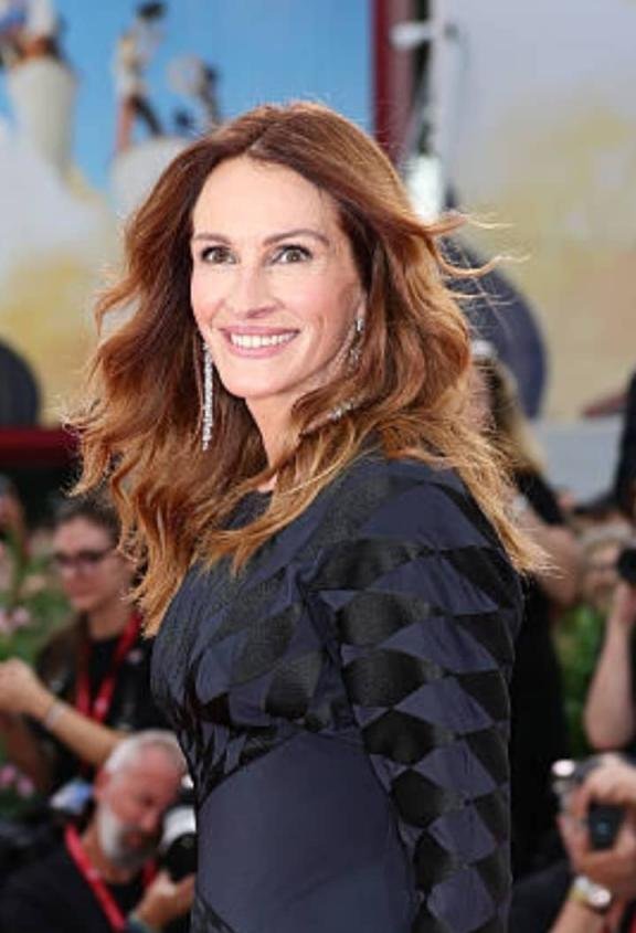 مهرجان فينيسيا السينمائي 2025.. إطلالة جمالية ساحرة للنجمة جوليا روبرتس