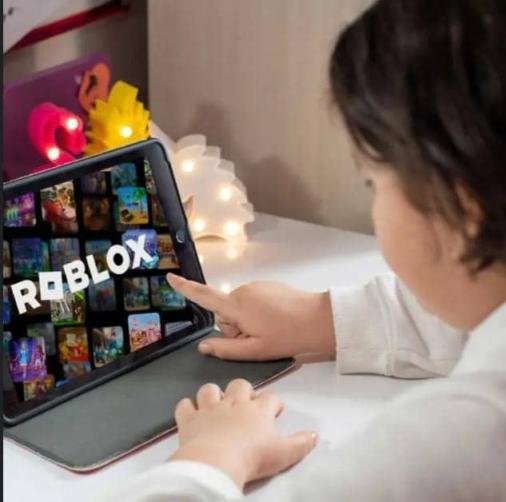 الأزهر يحذر من مخاطر لعبة "Roblox" الإلكترونية ويدعو الآباء لتحصين أبنائهم