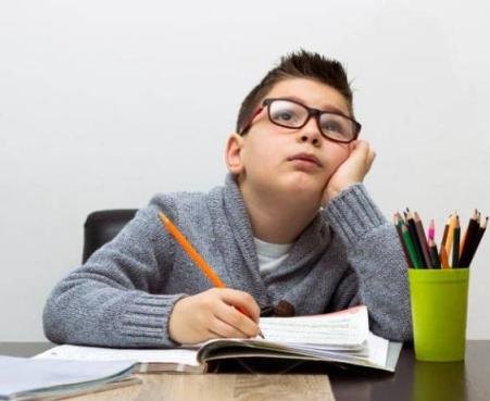 أخطاء تربوية تهز ثقة الطفل بنفسه..!