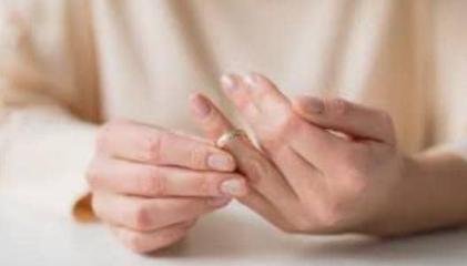 فتوى..  خطيبتي لا تصلي هل أفسخ الخطوبة؟