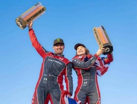 بمشاركة البريطانية "كايتي مننغز".. فريق هانسن يفوز بجائزة ‹ديزرت إكس» لسباق السيارات الكهربائية بالرياض