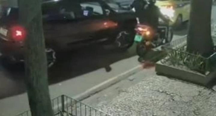 برازيلية تحاصر لصين بسيارتها عقب محاولتهما سرقتها.