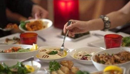 تجمع بين الطعام والعاطفة.. أهمية الوجبات العائلية في تعزيز الروابط الأسرية