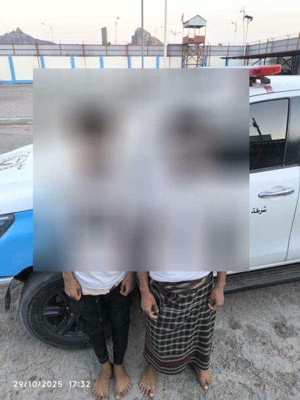 العاصمة عدن..  الأمن يلقي القبض على شابين بتهمة ابتزاز فتيات في البريقة