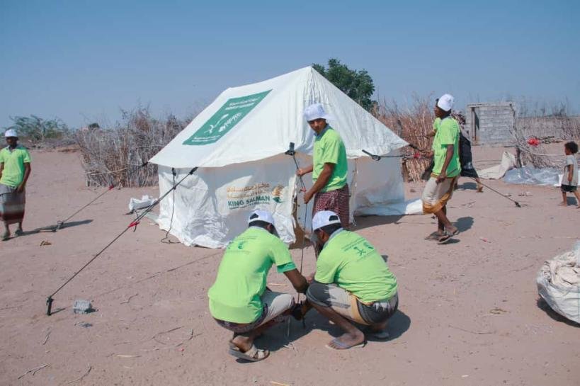 استفاد منها 490 فردا من الأسر المتضررة من الأمطار والسيول.. توزيع مساعدات إيوائية طارئة بمحافظة لحج
