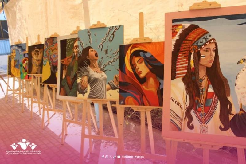 بالشراكة مع كلية البنات بجامعة حضرموت.. مؤسسة الأمل النسوية تطلق "المعرض المتنقّل لمناهضة العنف ضد المرأة"