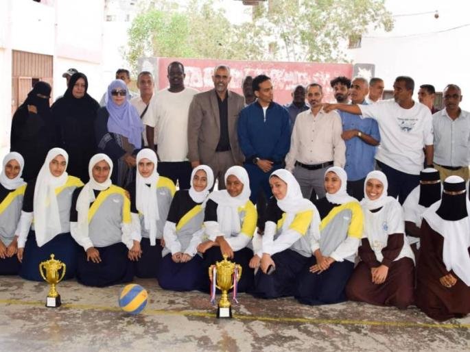 العاصمة عدن..  السقاف يشهد بطولة الكرة الطائرة بمدرسة الغرباني للبنات في صيرة