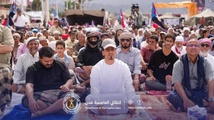 العاصمة عدن..  حشود غفيرة تؤدي صلاة "جمعة الثبات والتمكين" بساحة الاعتصام بخور مكسر
