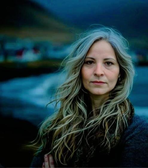 أعلمُ .. أني لا أنحني..!