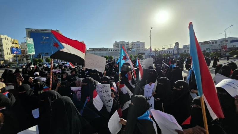 العاصمة عدن..  غضب نسوي يهز ساحة العروض احتجاجا على انهيار الخدمات وغلاء المعيشة