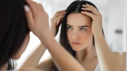 هل نتف الشعرة البيضاء يزيد الشيب؟