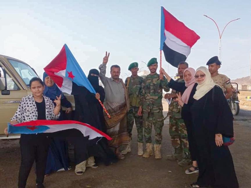 إدارة المرأة والطفل بانتقالي العاصمة عدن تنفذ حملة توزيع "علم الجنوب" في النقاط الأمنية والعسكرية