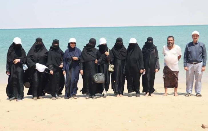رائدات السواحل ينفذن زيارة ميدانية إلى جزيرة العزيزي لرصد السلاحف والتلوث البلاستيكي