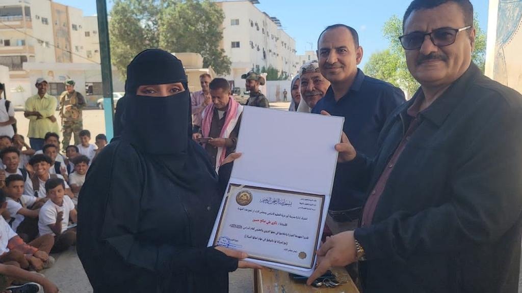 العاصمة عدن.. الداؤودي يكرم أوائل الطلاب والمعلمين والمعلمات بمدرسة أبوحربة.