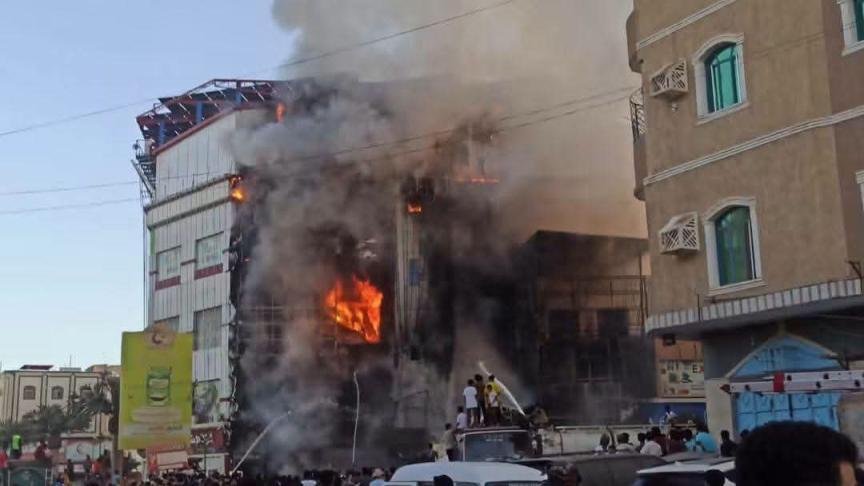 العاصمة عدن.. الدفاع المدني يخمد حريقاً اندلع في النخيل مول بالمنصورة