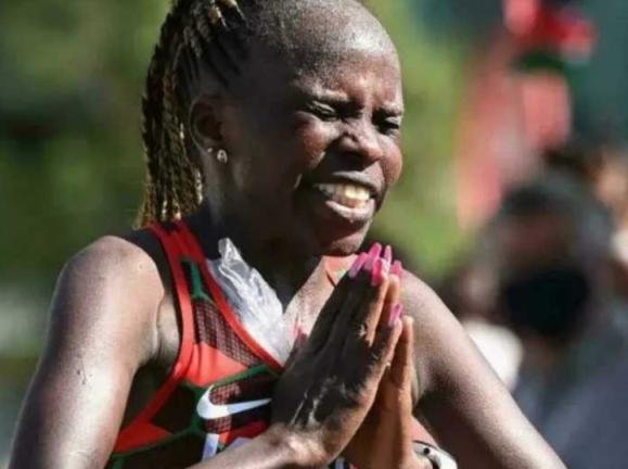 الكينية بيريز تحرز الذهبية في سباق الماراثون للسيدات في طوكيو