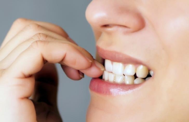 تحذير صحي من عواقب قضم الأظافر