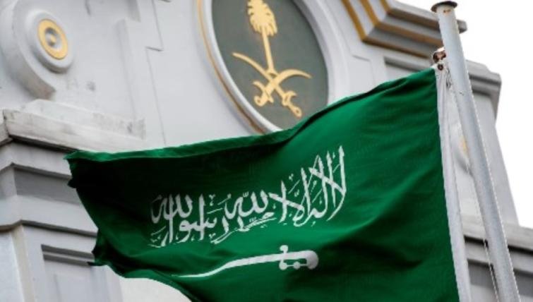 السعودية.. تحظر تداول اللغة المبتذلة أو التباهي بالأموال والسيارات و تصوير الأطفال