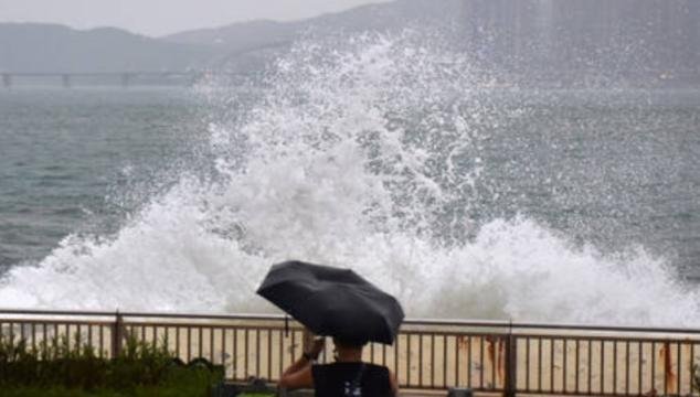 بسبب سيلفي.. السلطات الأمنية في هونغ كونغ توقف امرأتين خلال إعصار "راغاسا"