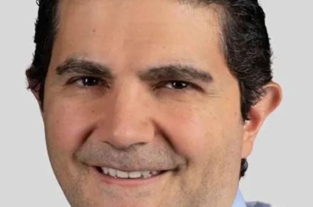 في واحدة من أكثر العمليات تعقيدا في تاريخ الطب الحديث.. طبيب لبناني يعيد الحياة لطفل انفصل رأسه عن جسده