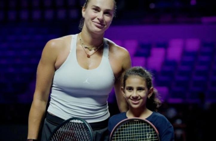 لاعبة تنس سعودية تثير إعجاب البيلاروسية "سابالينكا"