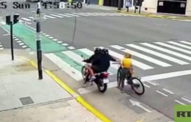 امرأة روسية تحتجز لص حاول سرقتها في بيونس آيرس