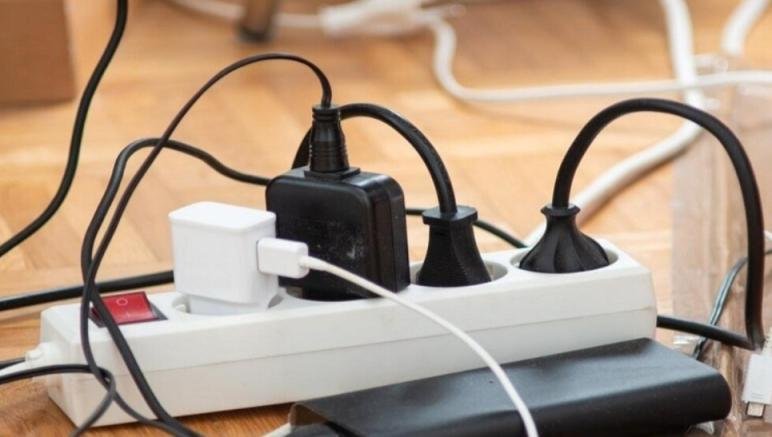 تحذير جديد..  عواقب ترك الشاحن موصولا بالكهرباء؟