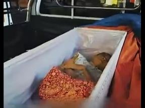 سيدة تدق على نعشها وتعود للحياة قبل حرق جثتها بدقائق