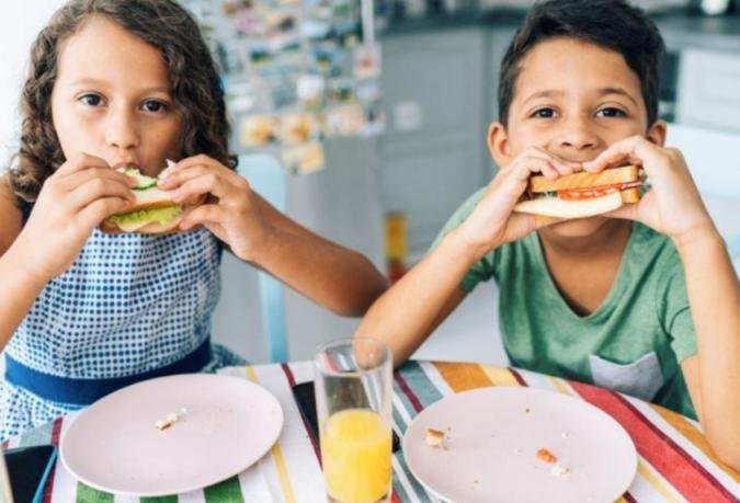 لماذا يُمنع تقديم الأطعمة النيئة للأطفال الصغار؟