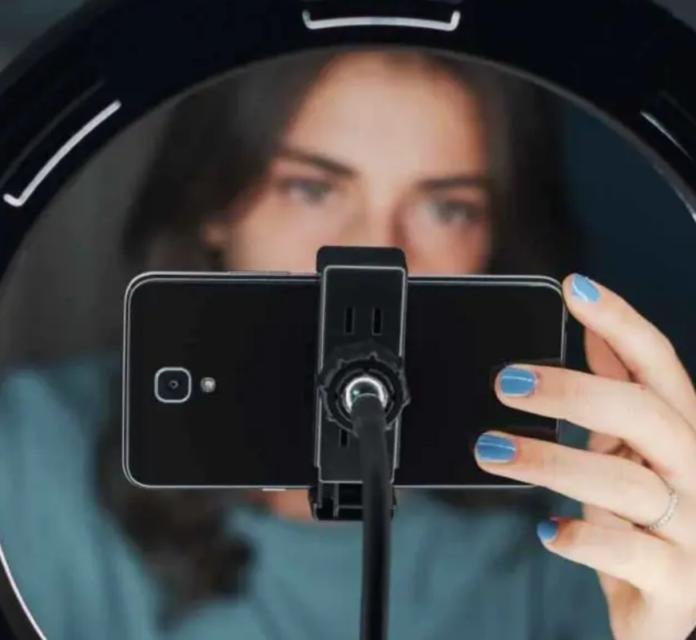 أمّ تخاطر بحياة طفلها من أجل الشهرة