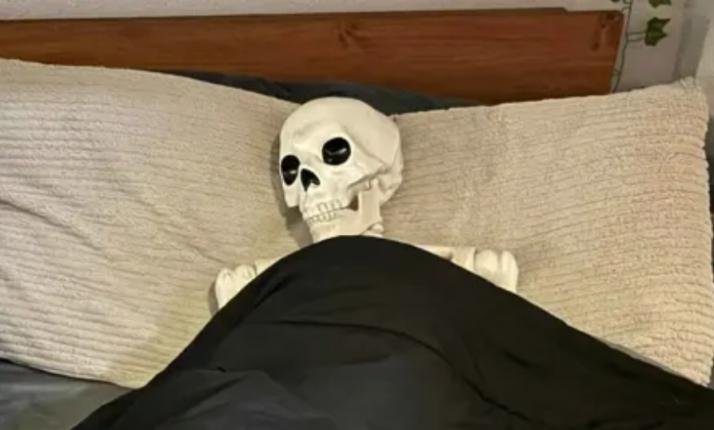 بعد عام ونصف من اختفائه.. العثور على جثة شاب في غرفته بجيزة مصر