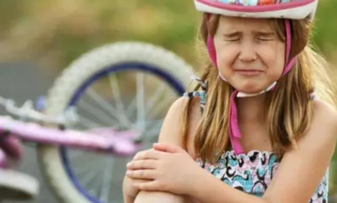 "أنت بخير" عبارة شائعة قد تضر أطفالكم عند سقوطهم