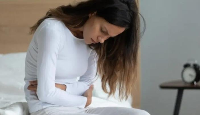 لماذا تعاني النساء من آلام القولون العصبي أكثر من الرجال؟