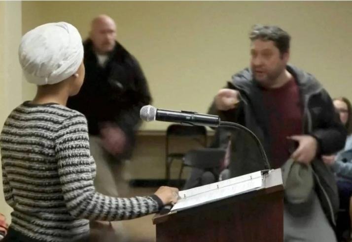 النائبة الأمريكية إلهان عمر..تُهاجم من قبل رجل   ويرشها بسائل غريب