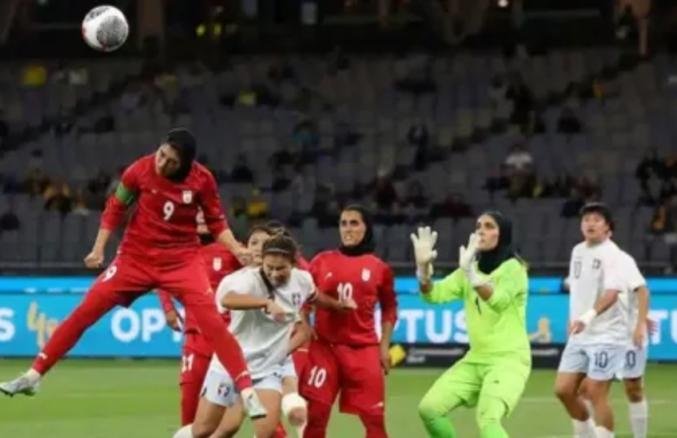 حتى وهو ميت.. خامنئي يلاحق منتخب إيران للسيدات في أستراليا