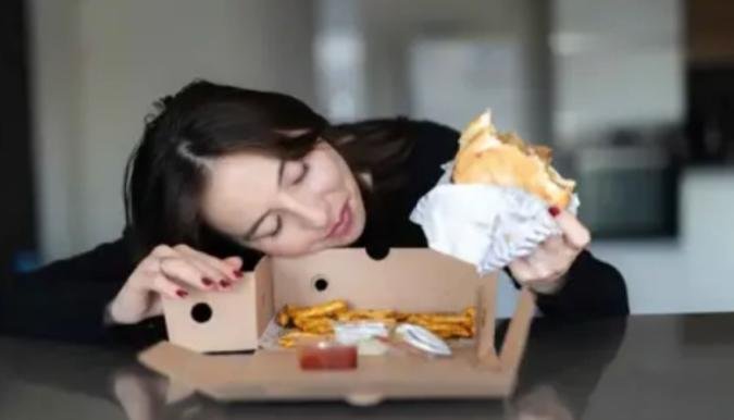 فخ بيولوجي متقن.. "الإرهاق والوجبات السريعة" هل يسرعان الشيخوخة؟