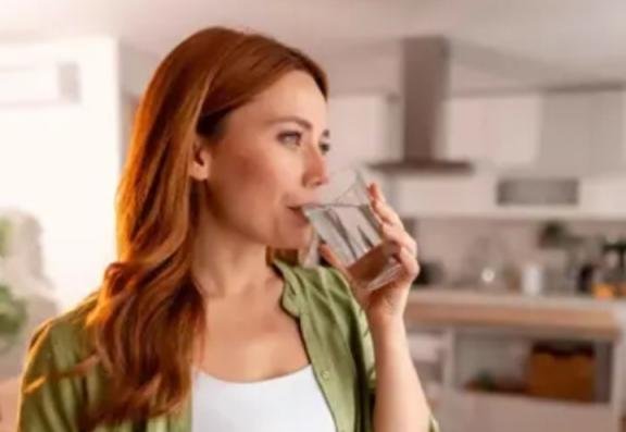 شرب الماء بكثرة.. يعالج أم يضاعف مشاكل الكلى؟