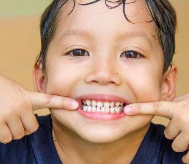 إلى أن تبزغ الأسنان الدائمة.. تعرفي على طرق العناية بالأسنان المؤقتة