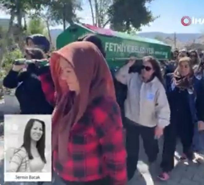 تركيا.. نساء يحملن نعش زوجة قُتلت في يوم المرأة العالمي