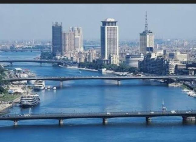 مصر.. خطة طارئة لإغلاق المحال العامة والتجارية