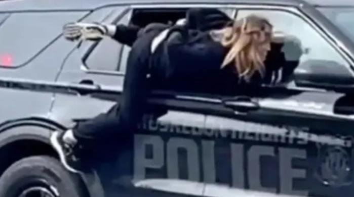 ميشيغان الأمريكية.. هروب امرأة "مكبّلة بالأصفاد" من سيارة شرطة