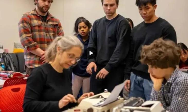 في مشهد من خمسينيات القرن الماضي.. أستاذة تمنع "الذكاء الاصطناعي" عن طلابها