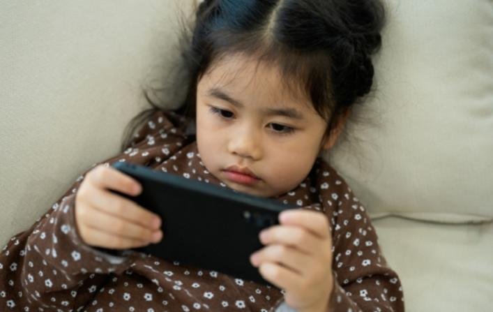 الشاشات  ومدى تأثيرها على دماغ طفلك
