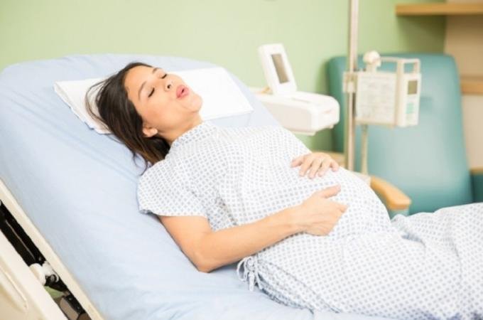 نزيف المستقيم بعد الولادة: هل هو طبيعي؟ومتى يستدعي القلق؟