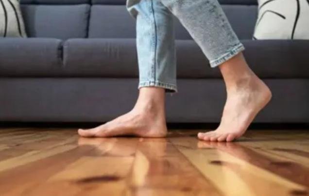 في المنزل.. لماذا يفضل ان نمشي حُفاة؟