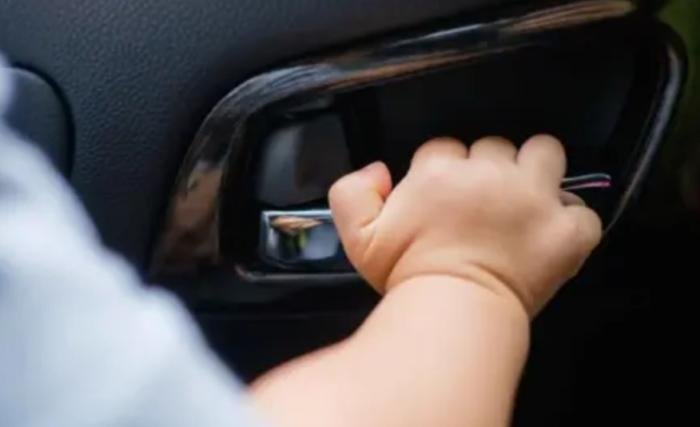 الشرطة الفرنسية تنقذ طفل محتجز في شاحنة 18 شهراً